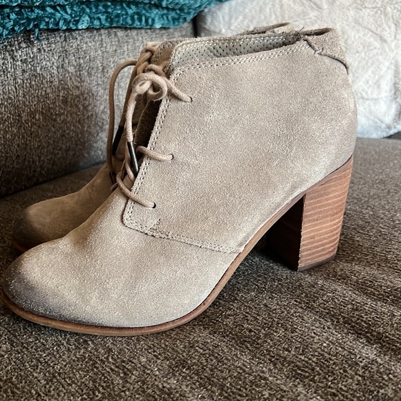 Tom's suede distressed lace up stacked taupe oatmeal ankle booties Size 8 - Picture 2 of 14